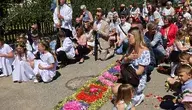 Klucz, 04.06.2026. Procesja w Boże Ciało w miejscowości Klucz, 4 bm. W trzech wsiach należących do parafii w Kluczu procesje tradycyjnie przeszły wzdłuż ułożonych przez mieszkańców kwietnych kobierców. Zwyczaj ten został wpisany na krajową listę niematerialnego dziedzictwa kulturowego i listę UNESCO. W całym kraju trwają uroczystości Bożego Ciała - jednego z najważniejszych świąt w Kościele katolickim. (aldg) PAP/Krzysztof Świderski