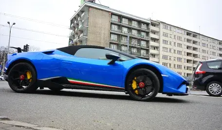 Ukraińska celebrytka Darina Anderzhanova tłumaczy, że nagrania z jej szybkiej jazdy Lamborghini pod Warszawą zostały wygenerowane przez AI, choć sprawą zajmuje się już policja.