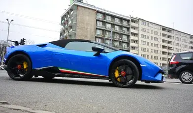 Ukraińska celebrytka Darina Anderzhanova tłumaczy, że nagrania z jej szybkiej jazdy Lamborghini pod Warszawą zostały wygenerowane przez AI, choć sprawą zajmuje się już policja.