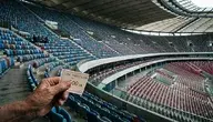 Oto wygenerowana grafika o wymiarach 1200 na 600 pikseli. Ilustruje ona zderzenie skali makro (olbrzymi Stadion Narodowy) z mikro (niewielki czek dla garstki wybranych), zgodnie z omawianą tematyką. Widać na niej potężne, puste trybuny z charakterystycznymi biało-czerwonymi krzesełkami oraz rękę trzymającą bilet z napisem "CZEK TURYSTYCZNY" i kwotą "600 ZŁ".