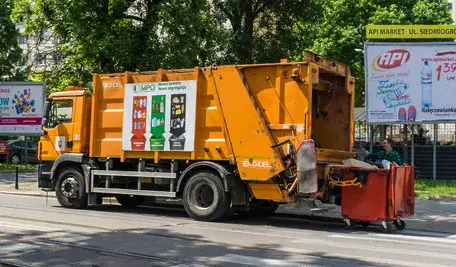 Kierowca śmieciarki ma trudne zadanie. Musi manewrować w wąskich uliczkach dużym i ciężkim pojazdem. Warto trzymać się w czasie takich manewrów jak najdalej od pojazdu