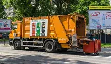 Kierowca śmieciarki ma trudne zadanie. Musi manewrować w wąskich uliczkach dużym i ciężkim pojazdem. Warto trzymać się w czasie takich manewrów jak najdalej od pojazdu