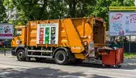 Kierowca śmieciarki ma trudne zadanie. Musi manewrować w wąskich uliczkach dużym i ciężkim pojazdem. Warto trzymać się w czasie takich manewrów jak najdalej od pojazdu