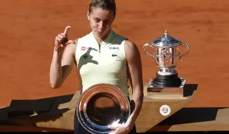 Maja Chwalińska z trofeum za drugie miejsce we French Open