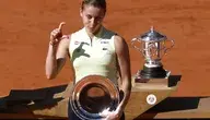 Maja Chwalińska z trofeum za drugie miejsce we French Open