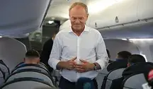 Donald Tusk w samolocie – zdjęcie ilustruje artykuł o krytyce jego dyplomacji wobec Ukrainy, słowach „Nikt mnie w Europie nie ogra” i reakcji Polski na kontrowersyjną decyzję Zełenskiego dotyczącą jednostki UPA.
