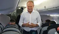 Donald Tusk w samolocie – zdjęcie ilustruje artykuł o krytyce jego dyplomacji wobec Ukrainy, słowach „Nikt mnie w Europie nie ogra” i reakcji Polski na kontrowersyjną decyzję Zełenskiego dotyczącą jednostki UPA.