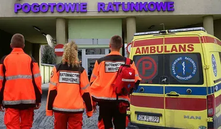 Ratownicy medyczni przy kartce