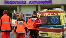 Ratownicy medyczni przy kartce