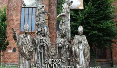 Bolesława Chrobrego znają w Polsce wszyscy. W Kołobrzegu jest on jedną z postaci uhonorowanych na Pomniku Milenijnym. Teraz będzie okazja pomodlić się przy jego doczesnych szczątkach