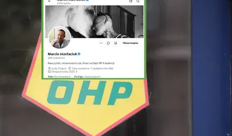 Zdjęcie wejścia do Ochotniczych Hufców Pracy (OHP) – ilustracja artykułu o kontroli poselskiej Marcina Józefaciuka ujawniającej nierówne przywileje dla pracowników