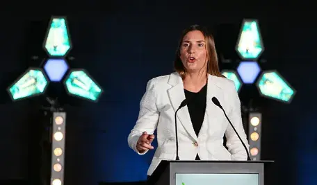 Pełnomocnik rządu ds. instrumentu na rzecz zwiększenia bezpieczeństwa Magdalena Sobkowiak-Czarnecka przemawia podczas sesji „Wiatr motorem gospodarczego przyśpieszenia: Bezpieczeństwo, Przemysł, Konkurencyjność” otwierającej konferencję PSEW 2026 w Radisson Blu Resort Świnoujście