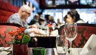Klienci siedzący w restauracji