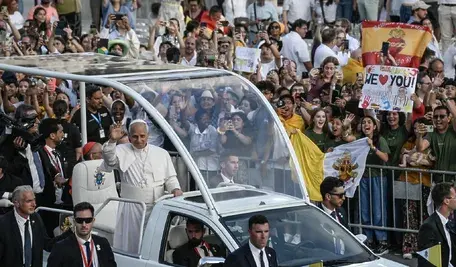 Papież Leon XIV podczas wizyty w Barcelonie wywołał kontrowersje swoją wypowiedzią o kibicowaniu Realowi Madryt, co oburzyło część fanów FC Barcelony.