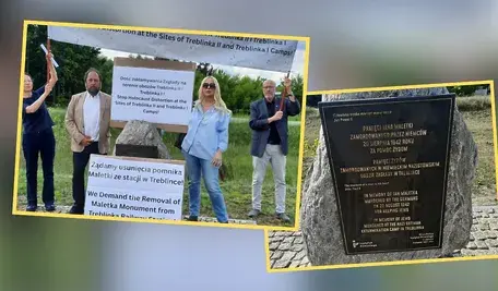 Pamiątkowa tablica i protestujący z transparentami