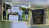 Pamiątkowa tablica i protestujący z transparentami