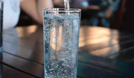 Szklanka z wodą na stole w restauracji