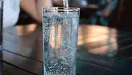 Szklanka z wodą na stole w restauracji