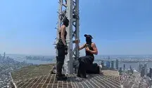Dwójka zamaskowanych śmiałków wspięła się w środę na samą iglicę Empire State Building, rozwijając transparent z przesłaniem pokoju
