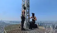 Dwójka zamaskowanych śmiałków wspięła się w środę na samą iglicę Empire State Building, rozwijając transparent z przesłaniem pokoju 