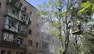 Zniszczony przez rosyjski atak budynek mieszkalny w Charkowie