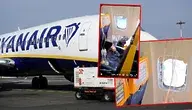 Samolot lini Ryanair i screeny z X-a dokumentujące niebezpieczne zdarzenie na pokładzie.