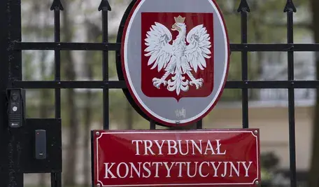 Tabliczka z godłem RP i tablicą "trybunał konstytucyjny"