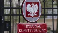 Tabliczka z godłem RP i tablicą "trybunał konstytucyjny"