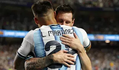W sieci rośnie popularność teorii spiskowych o rzekomym faworyzowaniu Argentyny przez FIFA, jednak eksperci nie znajdują dowodów potwierdzających te zarzuty.