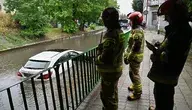 Strażacy podczas akcji ratunkowej przy zalanej ulicy