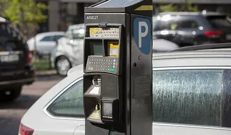 Parkometr na tle samochodu