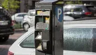 Parkometr na tle samochodu