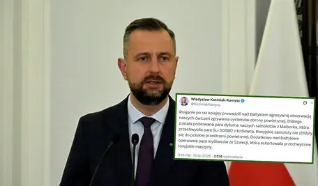 Władysław Kosiniak-Kamysz na tle biało-czerwonej flagi