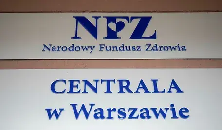 Tablica nad wejściem do siedziby Narodowego Funduszu Zdrowia