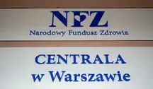 Tablica nad wejściem do siedziby Narodowego Funduszu Zdrowia
