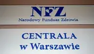Tablica nad wejściem do siedziby Narodowego Funduszu Zdrowia