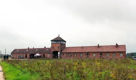 Imigrant z Kolumbii został oskarżony o promowanie nazizmu, bo wykonał nazistowski gest w Auschwitz