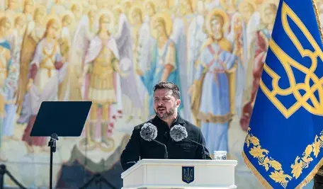Kijów, Ukraina, 15.07.2026. Prezydent Ukrainy Wołodymyr Zełenski przemawia podczas uroczystości z okazji Dnia Państwowości Ukraińskiej , 15 bm. przed Soborem św. Michała o Złotych Kopułach w Kijowie. (aldg) PAP/Vladyslav Musiienko
