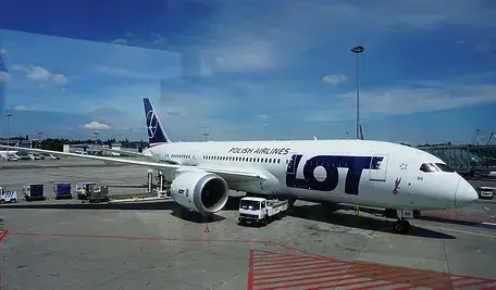 Samolot LOT stojący na płycie lotniska