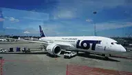 Samolot LOT stojący na płycie lotniska
