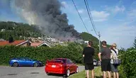 Potężny pożar zniszczył ponad 50 domów w norweskim Drammen, zmuszając służby do ewakuacji setek mieszkańców i przeprowadzenia szeroko zakrojonej akcji gaśniczej.