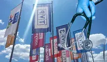 Flagi z logo TVP i dłoń trzymająca stetoskop
