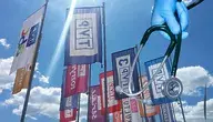 Flagi z logo TVP i dłoń trzymająca stetoskop