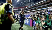 Leo Messi popełnił ostry faul w swoim pierwszym meczu na mundialu, ale nie dostał nawet żółtej kartki od Szymona Marciniaka. I dlatego Polak już więcej Messi'emu nie posędziuje
