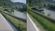 W Małopolsce wykoleił się pociąg towarowy PKP Cargo. Co najmniej sześć wagonów wypadło z torów, a część z nich miała wpaść do rzeki Poprad, powodując wstrzymanie ruchu kolejowego.