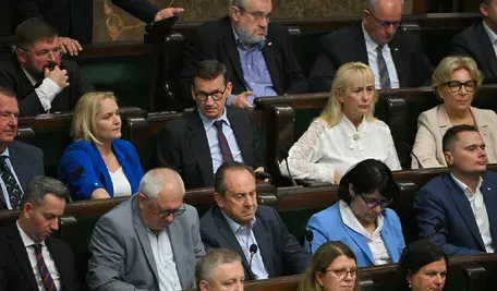 Mateusz Morawiecki wśród posłów PiS na sali sejmowej