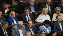 Mateusz Morawiecki wśród posłów PiS na sali sejmowej