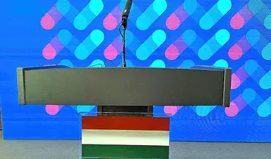 Mównica z flaga Węgier