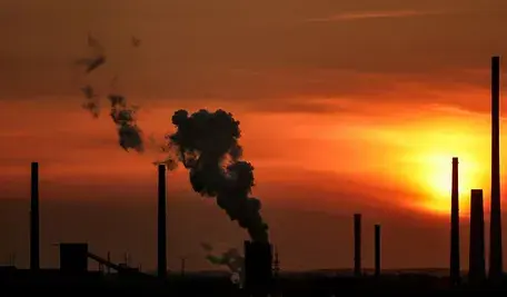 Niemiecka huta stali ThyssenKrupp w Duisburgu o zachodzie słońca. Kryzys energetyczny i polityczny w Niemczech po decyzji polskiego sądu w sprawie Nord Stream.