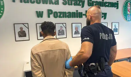Szaleństwo na drodze i w pociągu. Kolumbijczyk groził ratowniczce, niszczył auta – czeka go deportacja